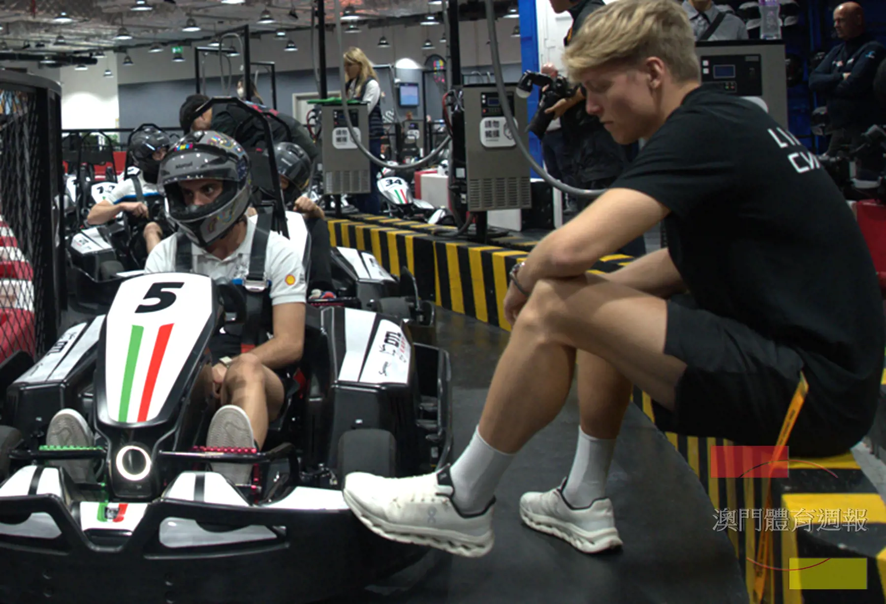 領克車隊及GOAT Racing車隊人員向學生示範如何準備卡丁車運動.png